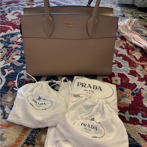 Prada bag - Picture 1 of 15
